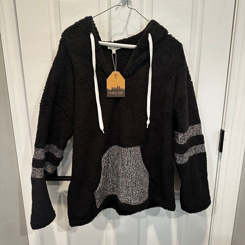 NWT Women's MainStrip Super soft Hoodie multicolored woven pouch, size M!